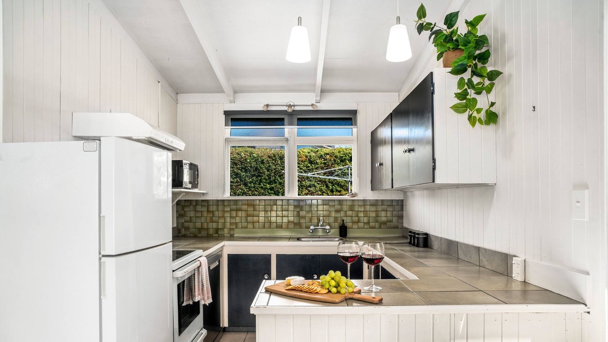 Kingston House | Katao View - Cosy home with lake & mountain views!