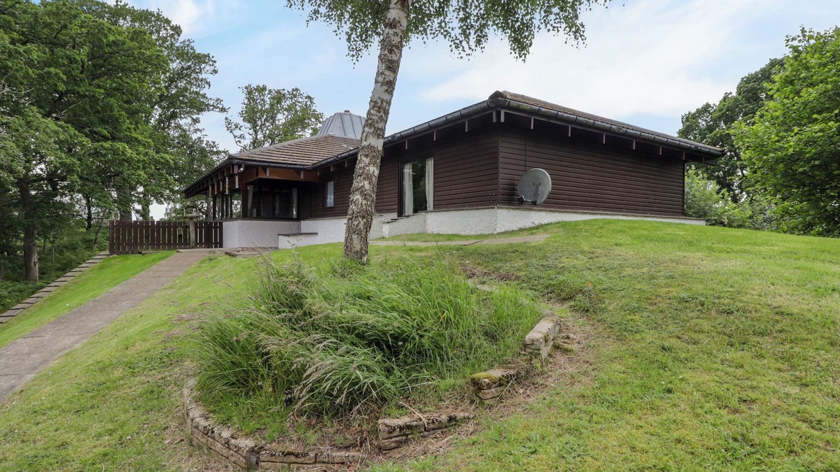 Kingussie Cottage | KATCHANA, pet friendly, with hot tub in Kincraig