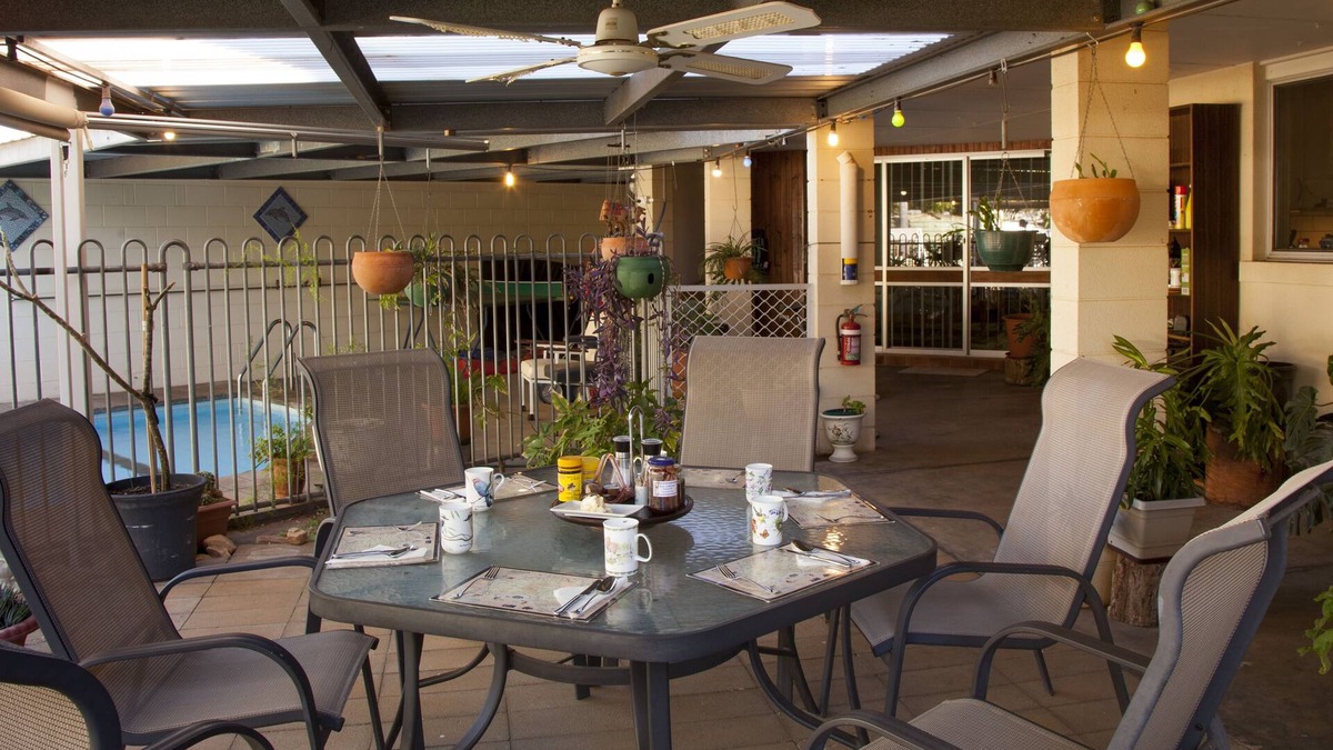 East Side Bed & Breakfast | Kathy's Place B&B/Peters Room/with shared bathroom, queen & single bed