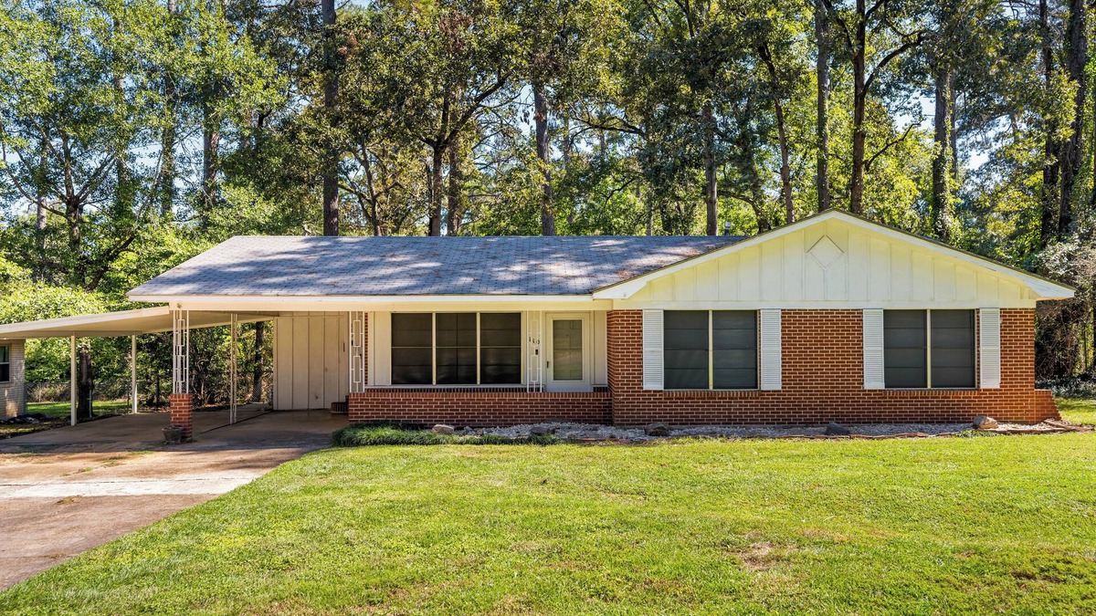 Pineville House | Katie's Place-Newly Renovated-Workspace-Pet Friendly-Family Games