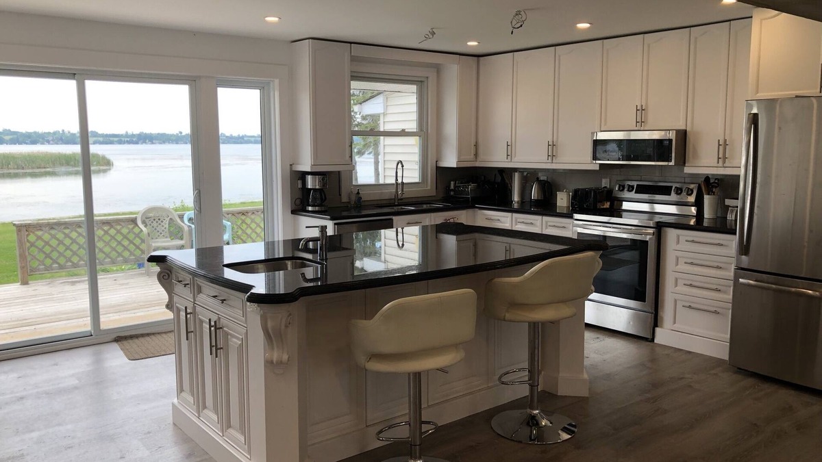 Cameron House | Kawartha Lake, Sturgeon Lakefront Cottage Sleeps 8+