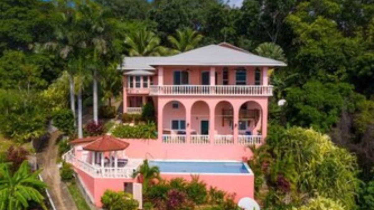 Jonesville Villa | Kayak, Snorkel, Dive Waterfront 2BR 2BA A/CnBeautiful Quiet Caribe bight w/pool