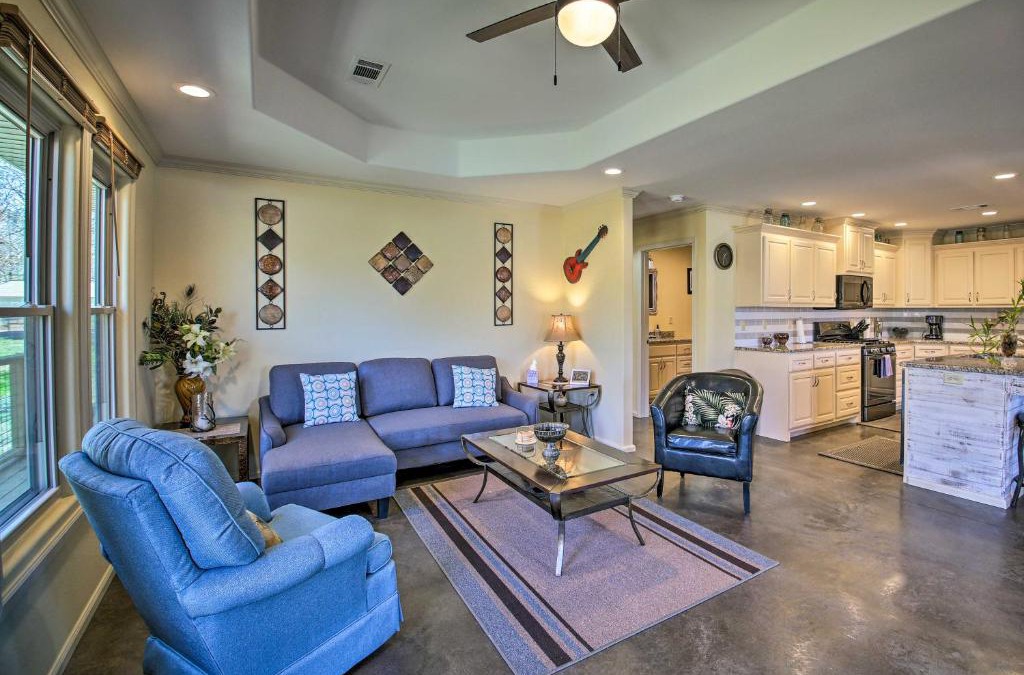 Piney House | Kayaks and Boat Slip Waterfront Hot Springs Home!
