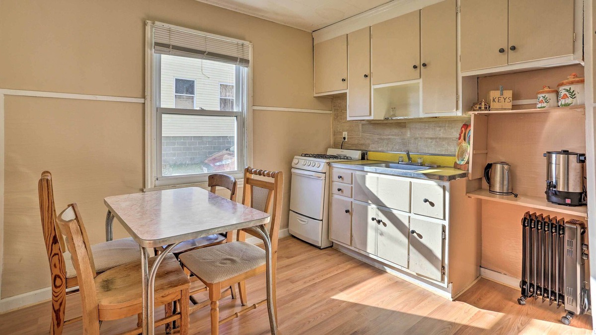 Ellenville Apartment | Kayaks & Canoes: Lake-View Retreat in Ellenville!
