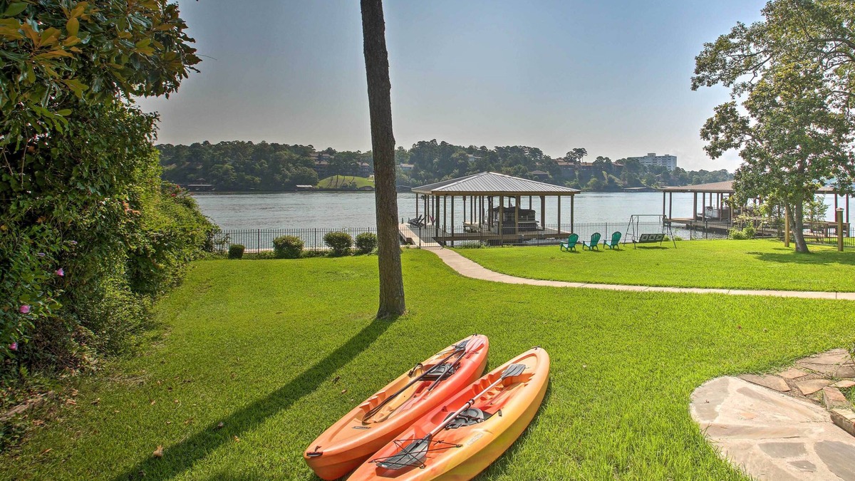 Rockwell House | Kayaks, Dock: Waterfront Escape on Lake Hamilton!