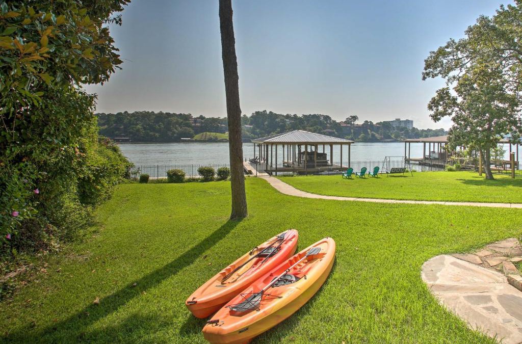 Rockwell House | Kayaks, Dock Waterfront Escape on Lake Hamilton!