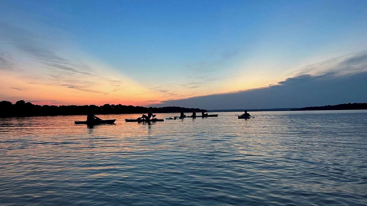 Grove Cottage | Kayaks*Forest View*Firepit*King*Lakefront*Gameroom