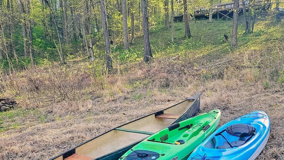 Se Ree House | Kayaks Included- Riverfront Getaway at Tucky Cabin Pet Friendly