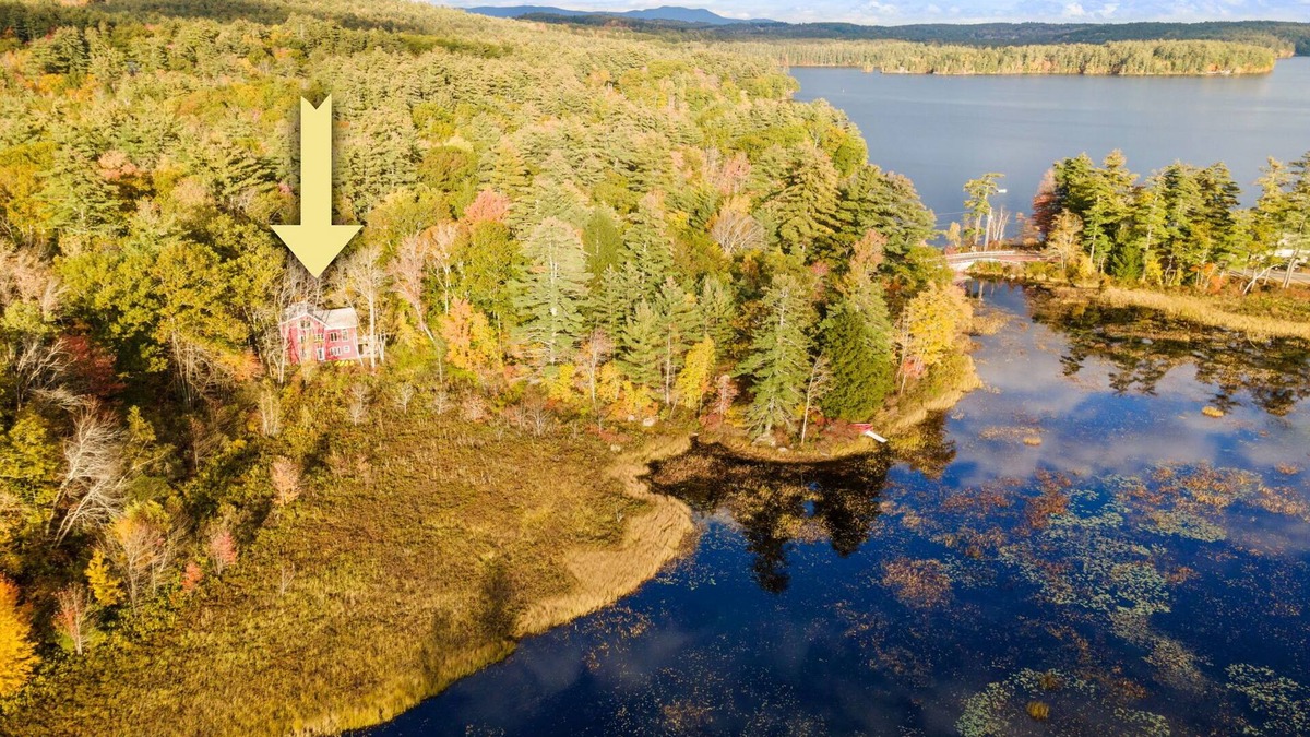 Winona Cottage | Kayaks, kids secret room, fishing, fire pit, ev charger.