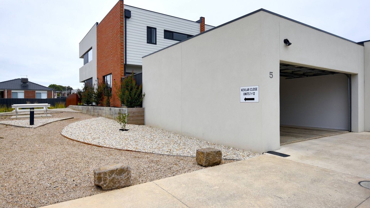 Canadian House | Kaythree - Perfect 3br townhouse close to the centre of Ballarat