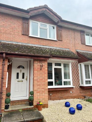 Horsham House | KB51 Charming 2 bed house in Horsham, pets very welcome and long stays with easy access to London, Brighton and Gatwick