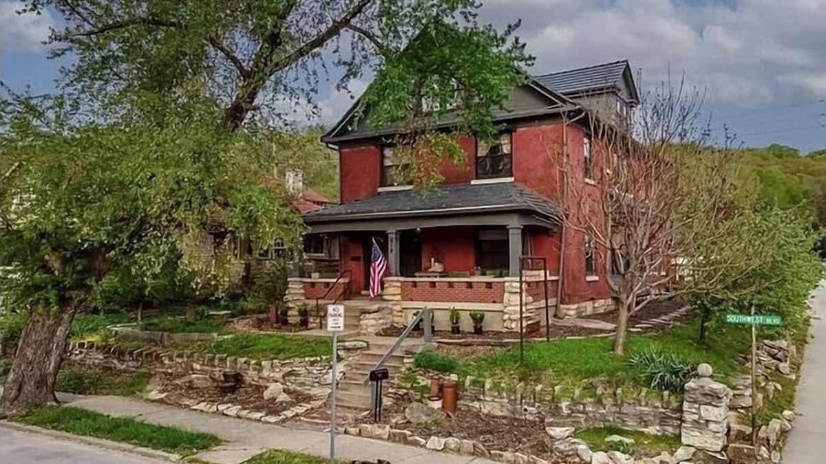 Rosedale House | KC Blvd Heights: Spacious 7BR Home, Central Locale