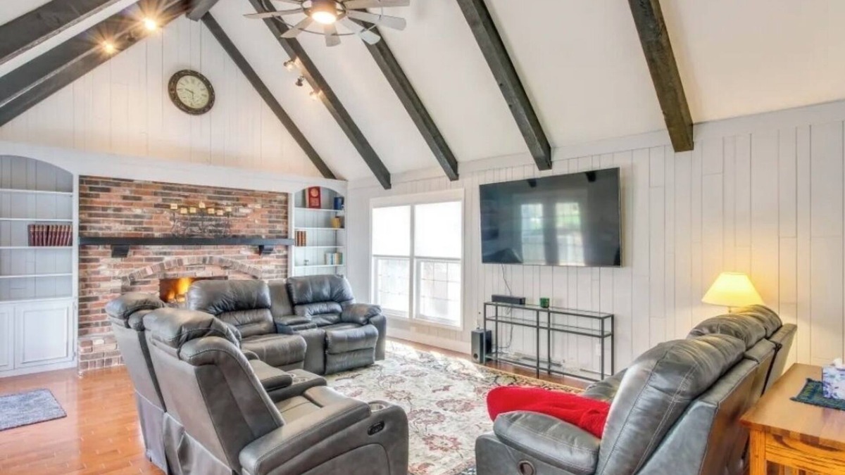 Lenexa House | KC Chalet in Lenexa & Overland Park Area. Private covered garage and driveway.