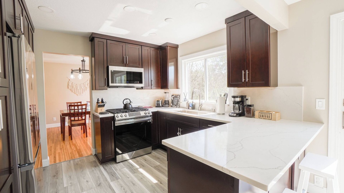 Burnsville House | Keating Family Retreat, Cozy, Peaceful Stay Near Mall of America & MSP Airport