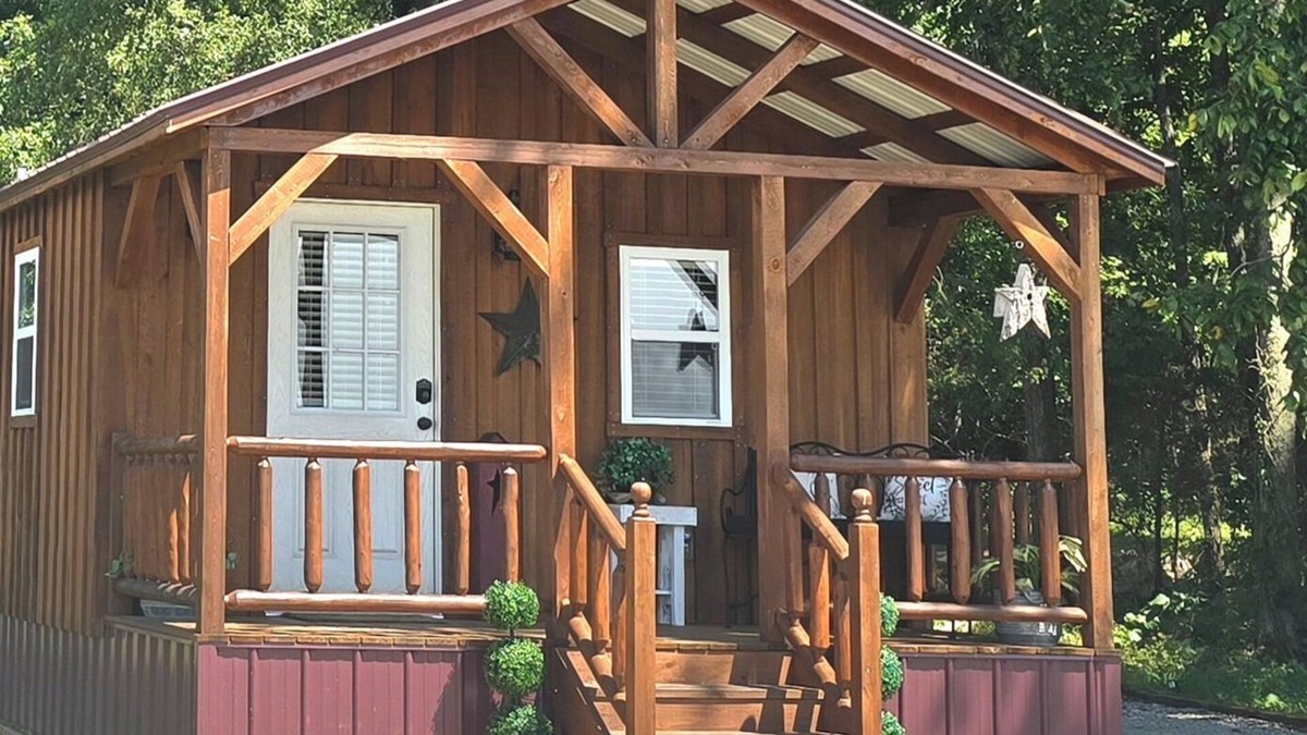 Russellville Cabin | Keehn's Hideaway-Hot tub/King bed/Horses/Secluded/Getaway!