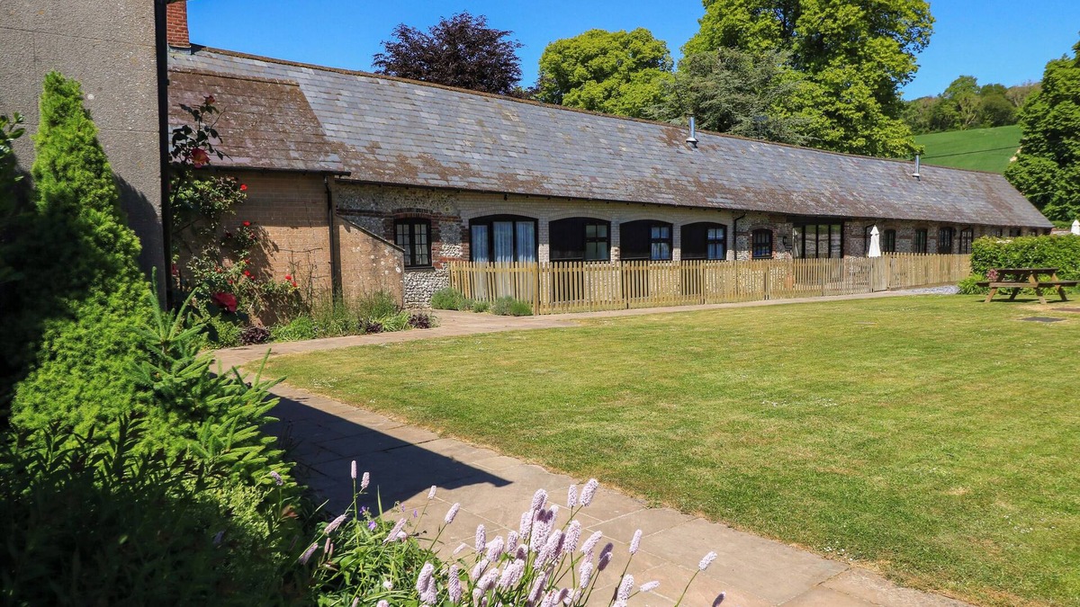 Blandford Forum Cottage | KEEPERS COTTAGE, pet friendly in Winterborne Stickland