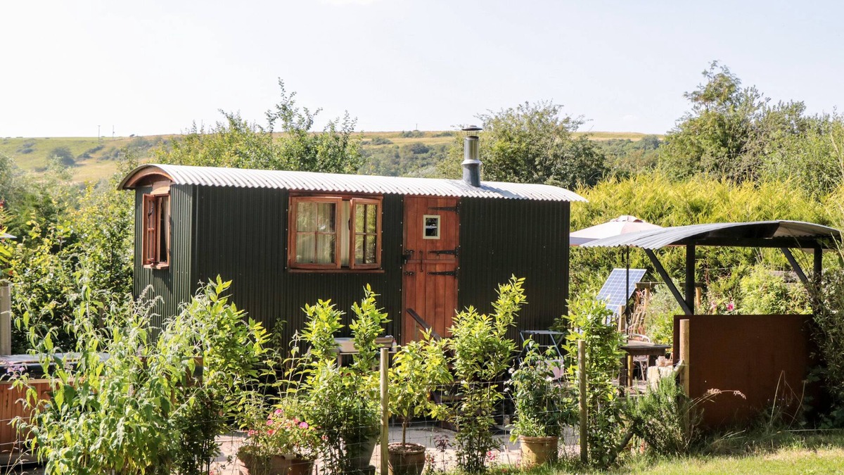 Osmington Mills Cottage | KEETS AT MIDDLE ACRE, romantic, with hot tub in Ringstead