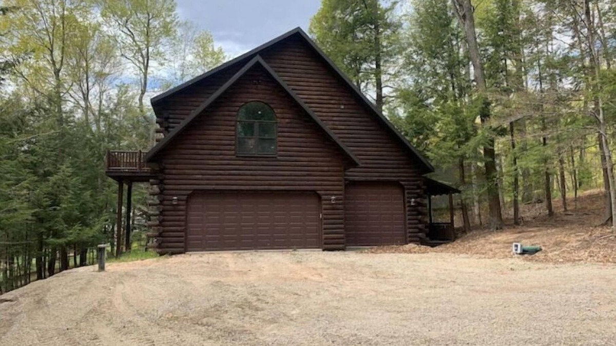 Suring Cabin | Kelly Lake HideAway-private, lake views, ATV trailnSleeps 8- 4 Beds- 1 Bathroom