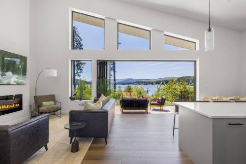 Shawnigan Lake House | Kelly's Sunset Lake Retreat