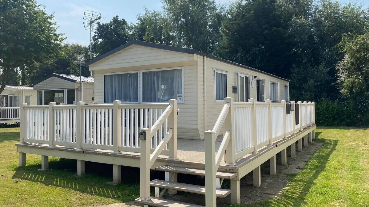 Clacton-on-Sea House | Kellysholidayhomes, Atlas, 3 bedroom Caravan, surrounded by nature