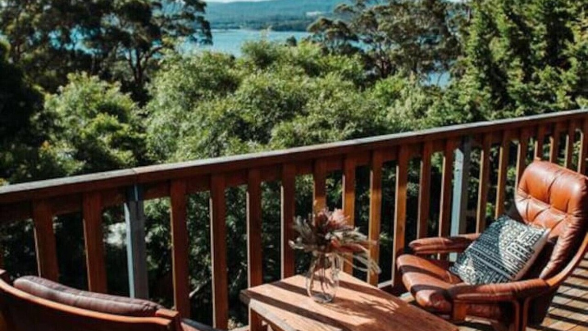 White Beach House | Kelp Cabin - intimate, calm and restful