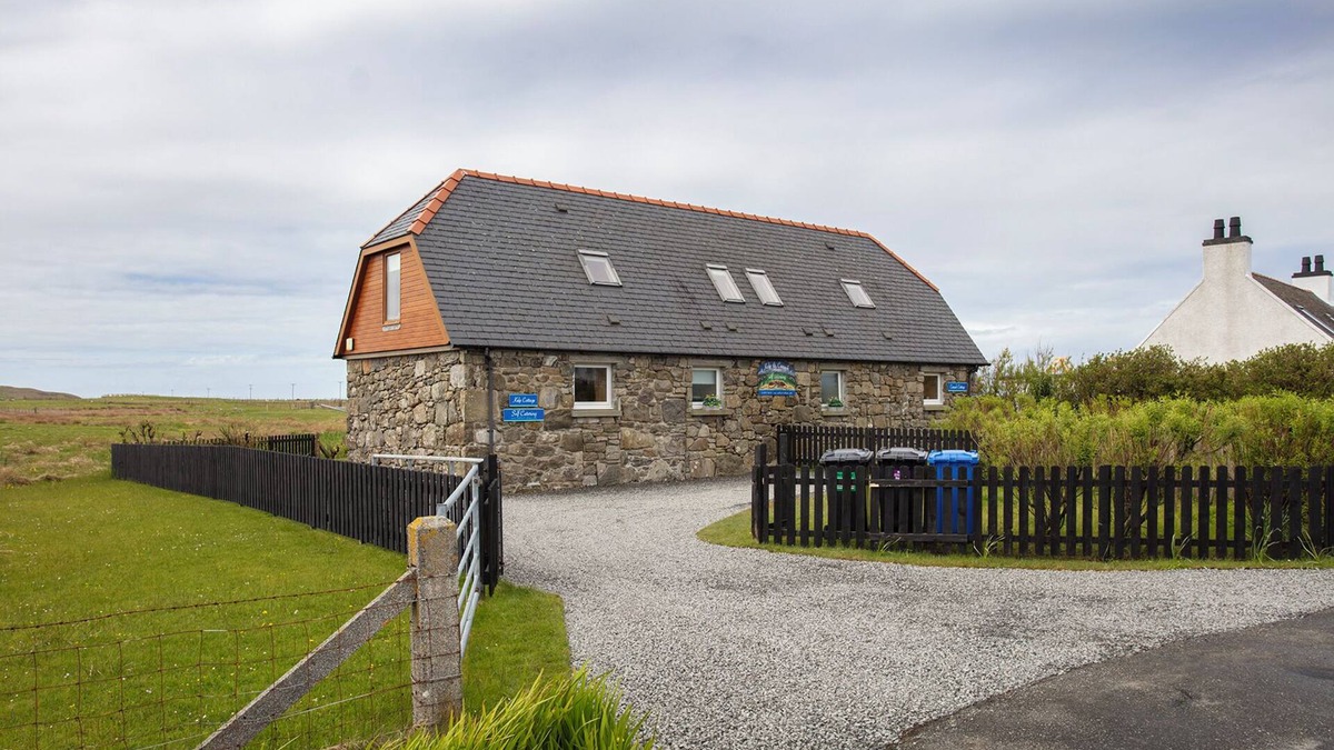 Aisgernis Cottage | KELP COTTAGE, pet friendly in Daliburgh, Isle Of South Uist