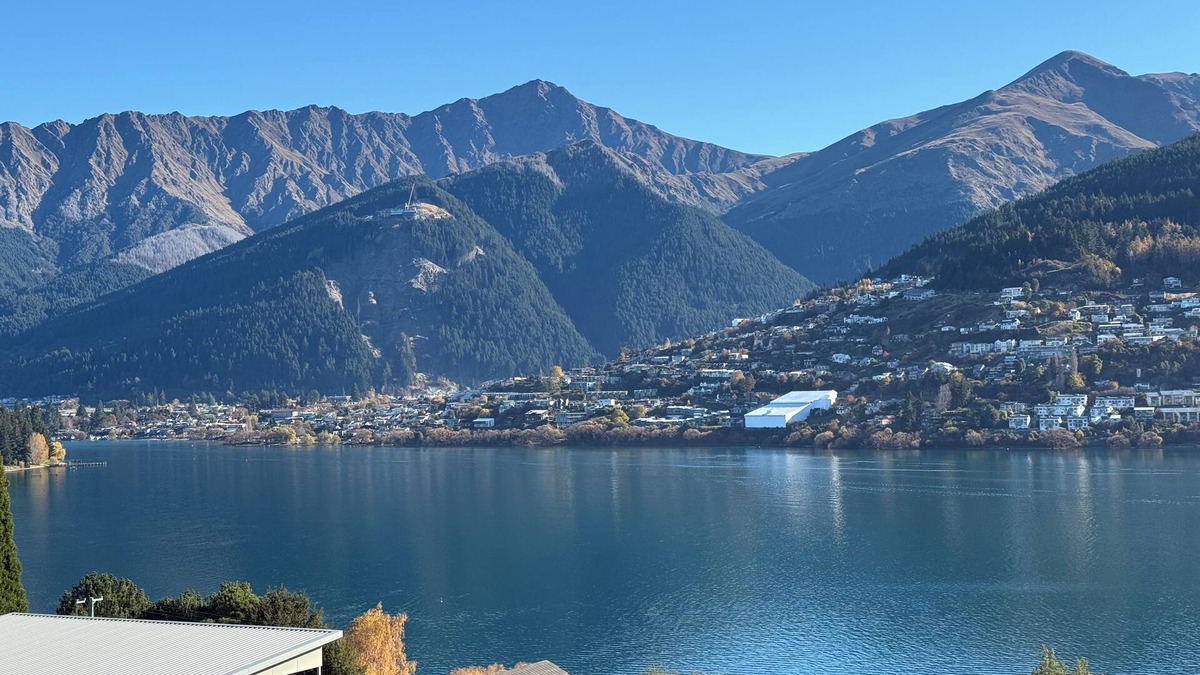 Kelvin Heights House | KELVIN HEIGHTS, QUEENSTOWN - lake views, sunny