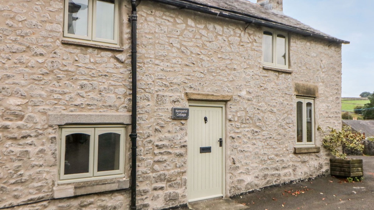 Tideswell Cottage | KEMPSHILL COTTAGE, family friendly, with open fire in Tideswell