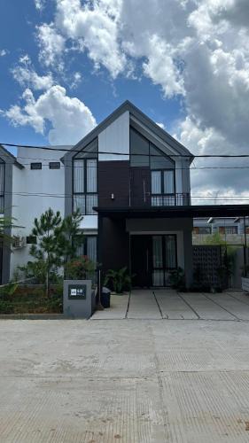 Singkawang House | Kenari Guest House Singkawang