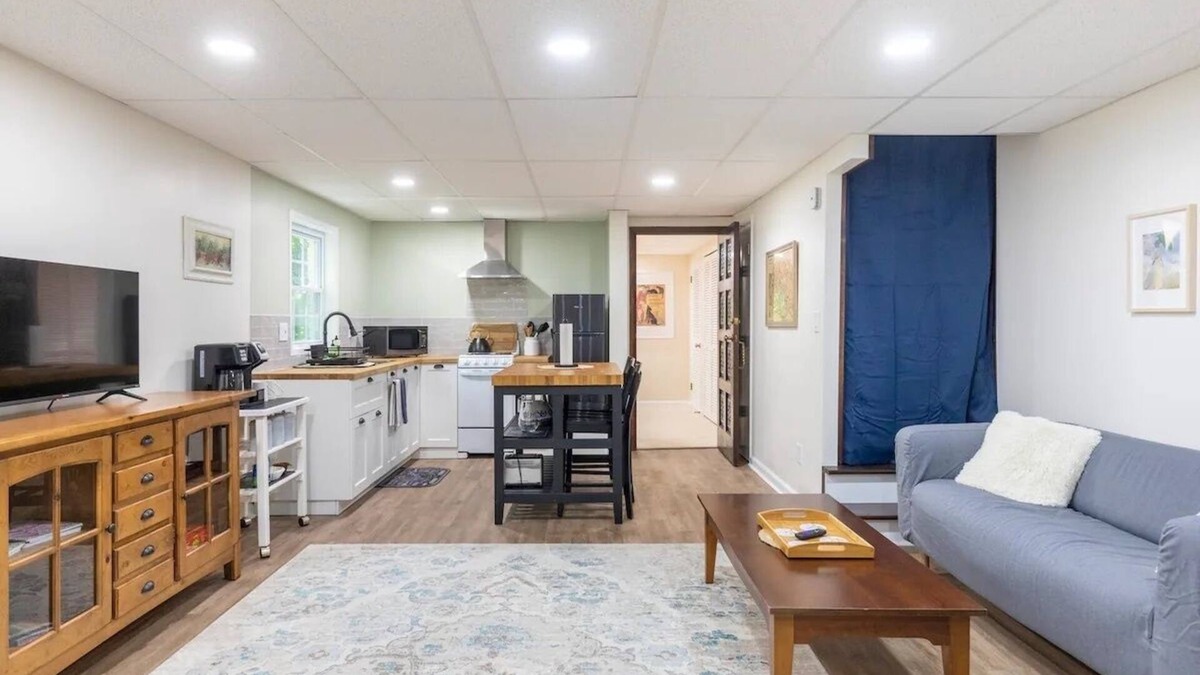 Stone Mountain Cottage | Kenilworth Lake's French Cottage
