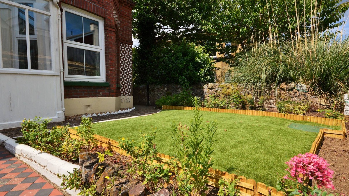 Shanklin Cottage | Kenmare Cottage - a house that sleeps 7 guests in 3 bedrooms