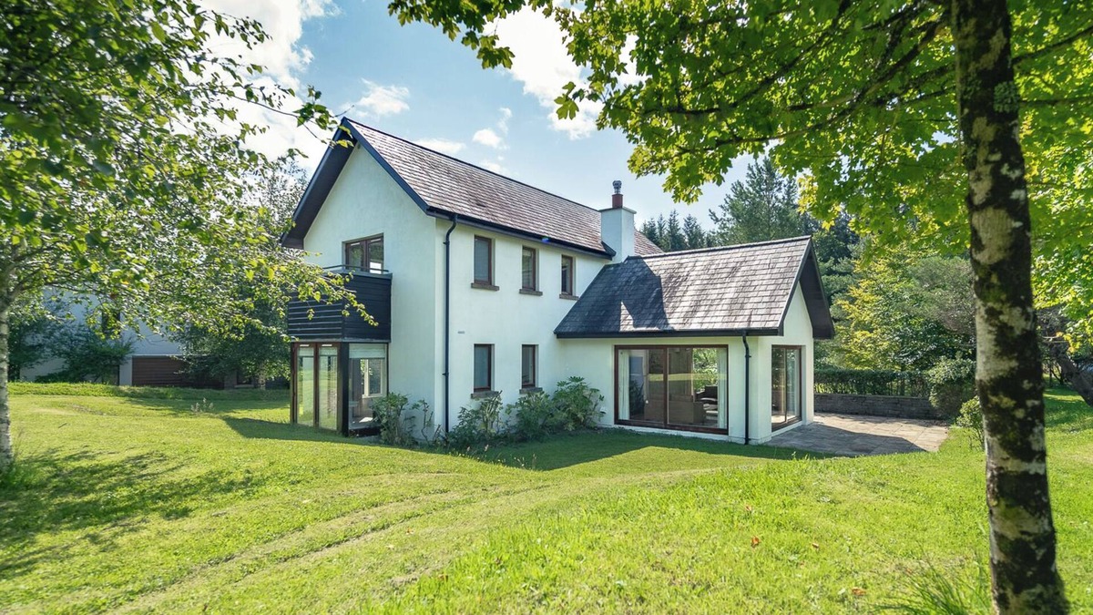 Kenmare House | Kenmare home sleeps 8 with use of hotel pool