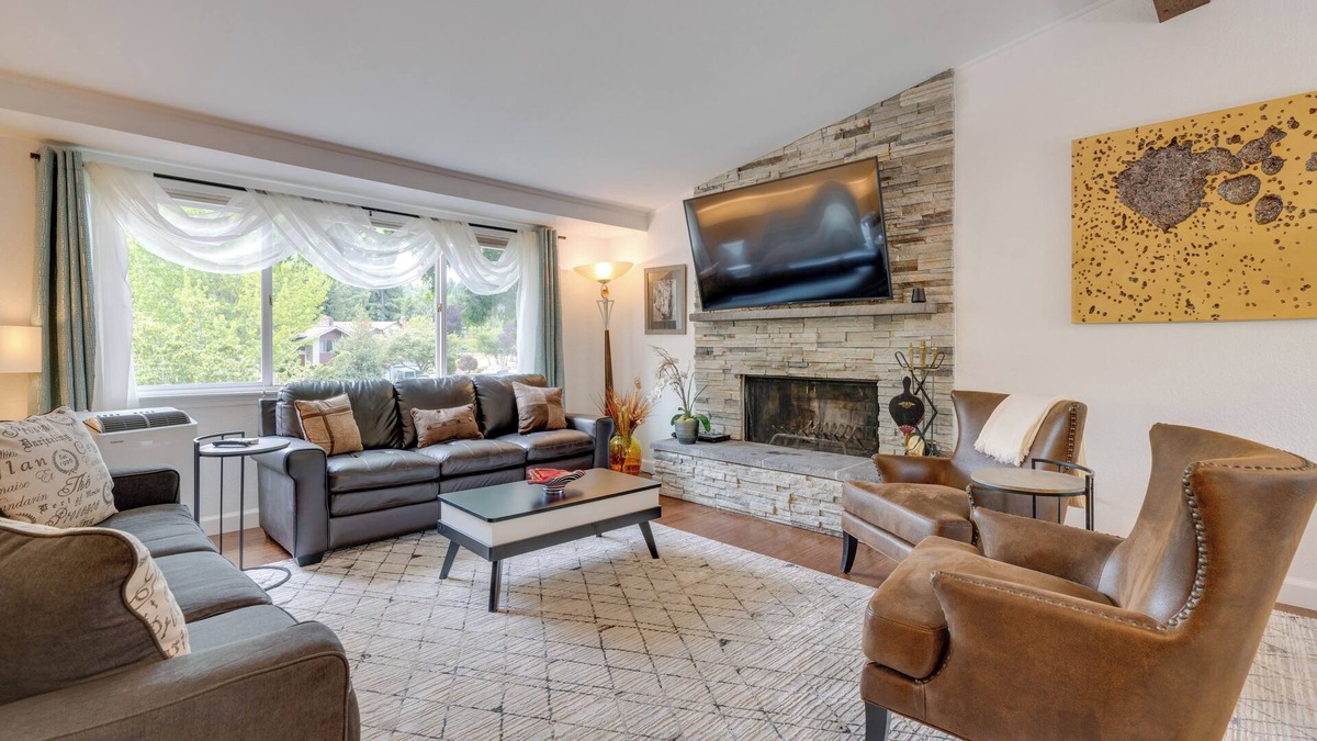 Kenmore Apartment | Kenmore Retreat w/Shared Hot Tub - 1 Mi to Lake!