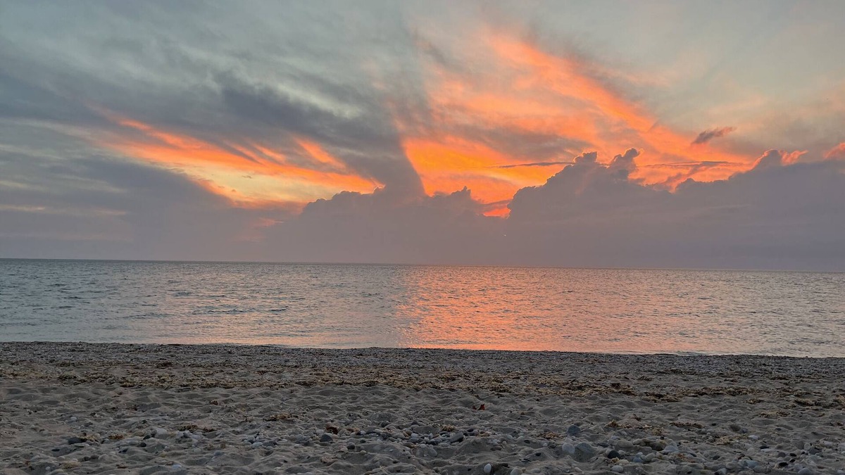 Southold House | Kenney's Beach House, Short Walk to Best Swimming and Sunset Sound Beach