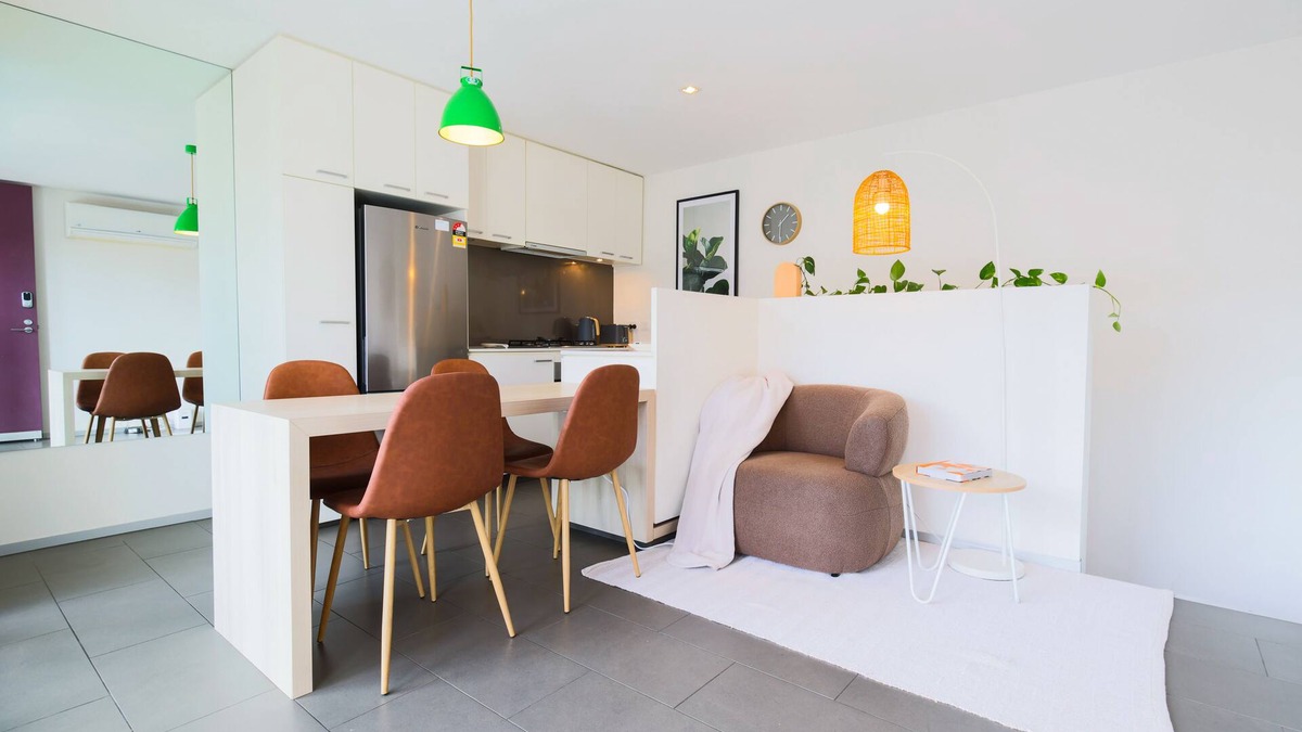 Kensington Apartment | Kensington petite apartment w/direct street access