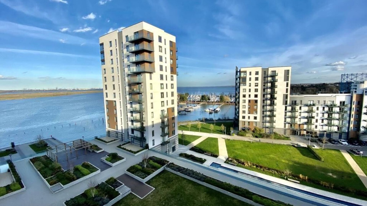 Gillingham Apartment | Kent Breath-Taking VIEW 2BD/2BA With Free Parking