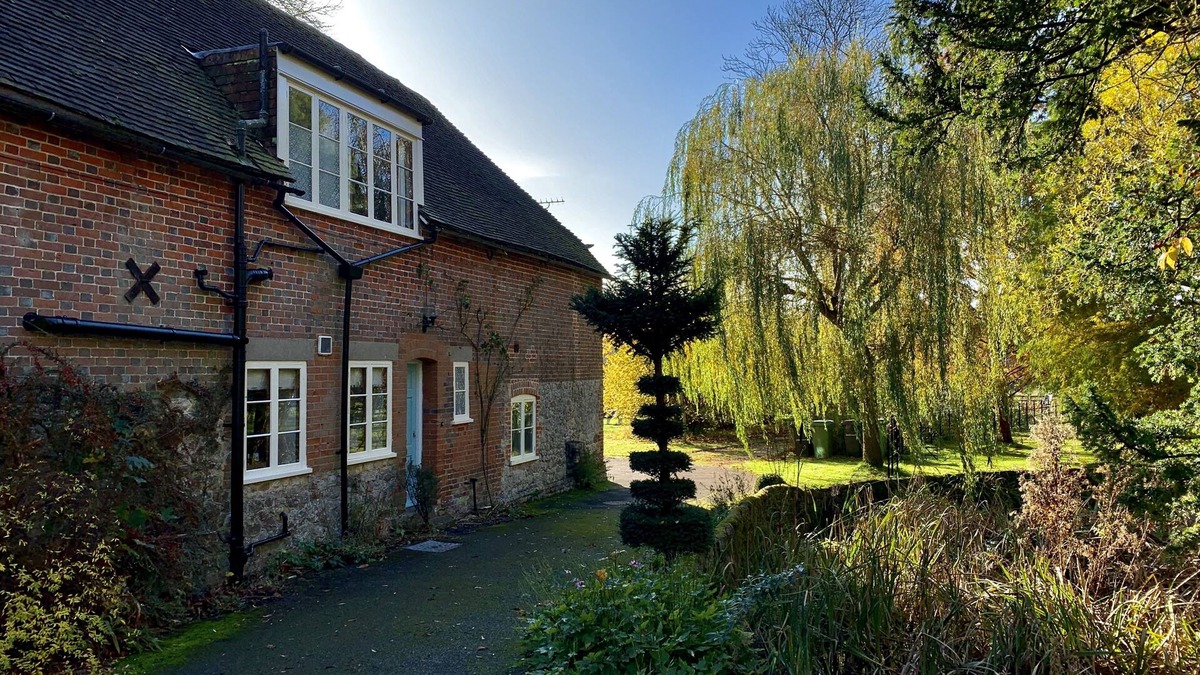 Hollingbourne Cottage | Kentish Oast, Cottage and Barn in stunning private grounds with swimming pool