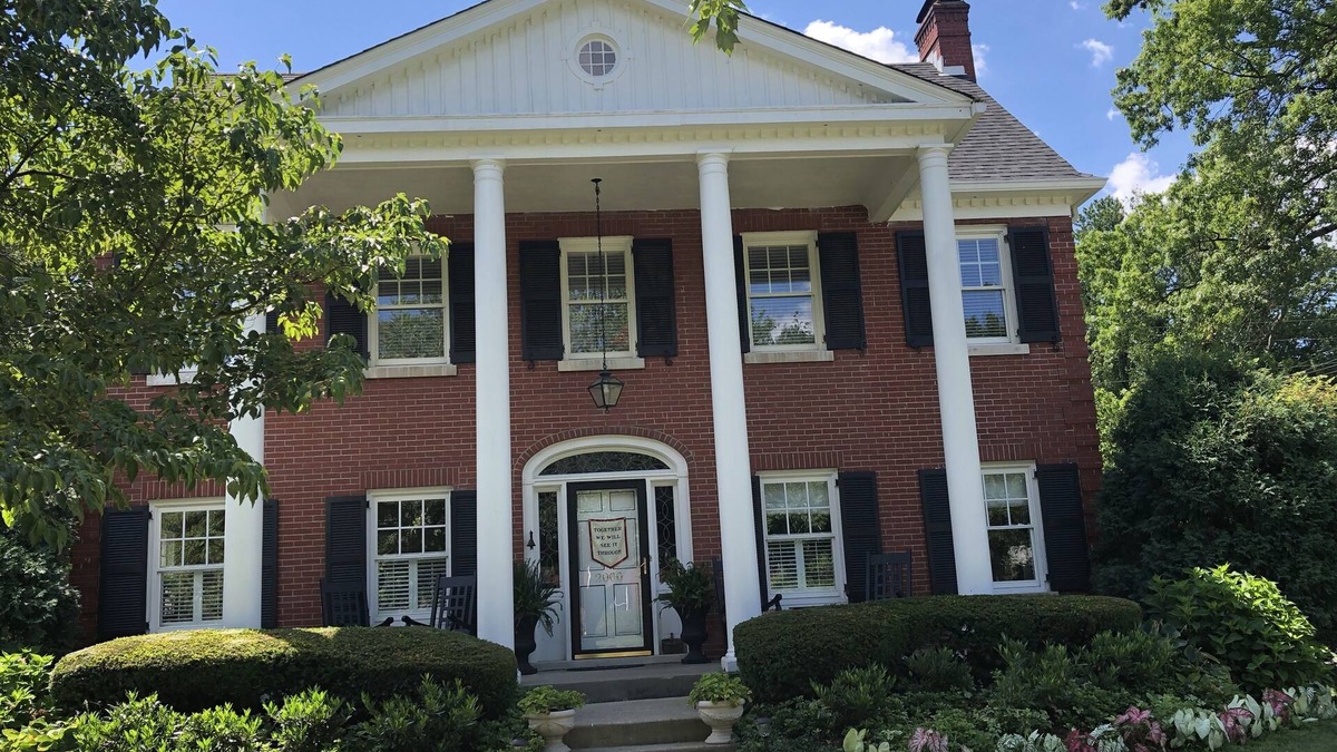 Strathmoor Manor House | Kentucky at its best! Historical meets modern amenities!