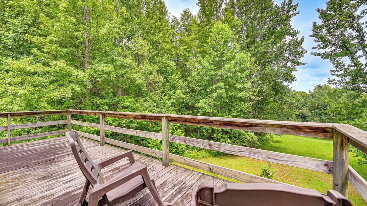 Hadley Apartment | Kentucky Cabin Retreat w/Covered Porch & Views