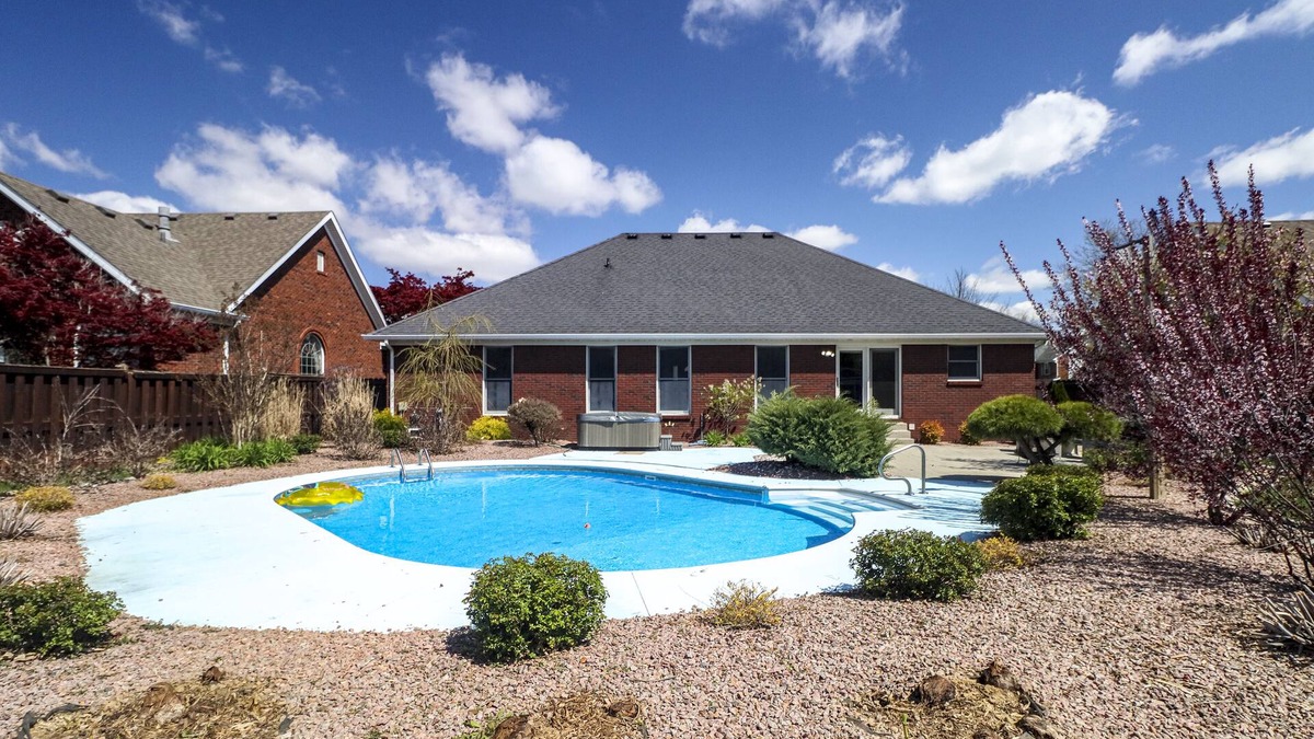 Pleasure Ridge Park House | Kentucky holiday home with Hot Tub & pool In Louisville KY
