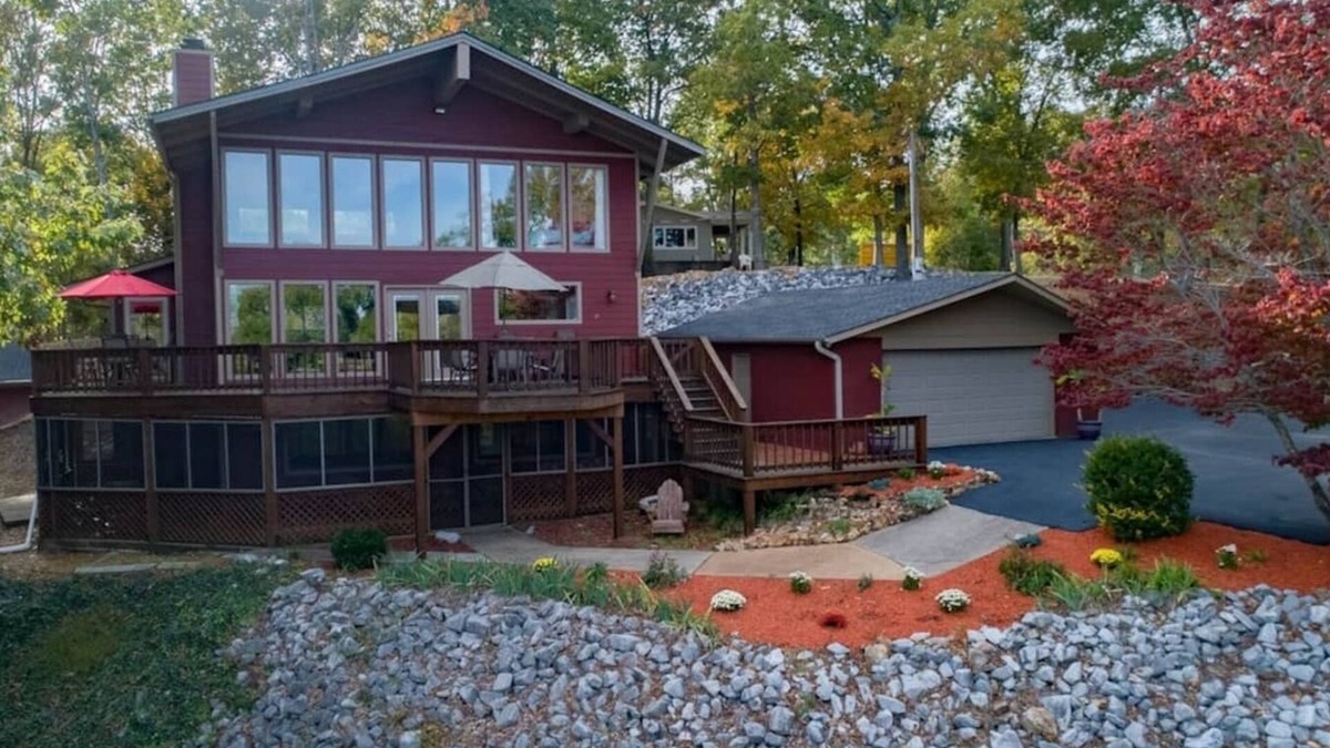 New Concord Ski Chalet | Kentucky Lake Chalet - Private Dock/Hot Tub