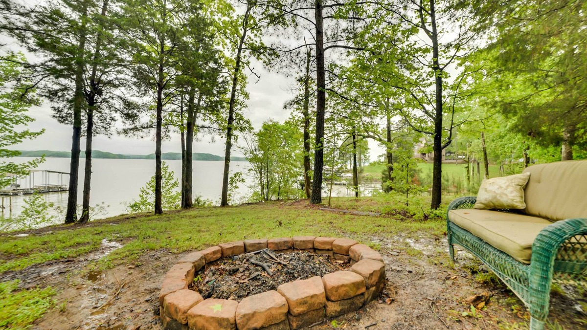 New Concord Cabin | Kentucky Lakeside Home w/Deck - 20 Mi to LBL!