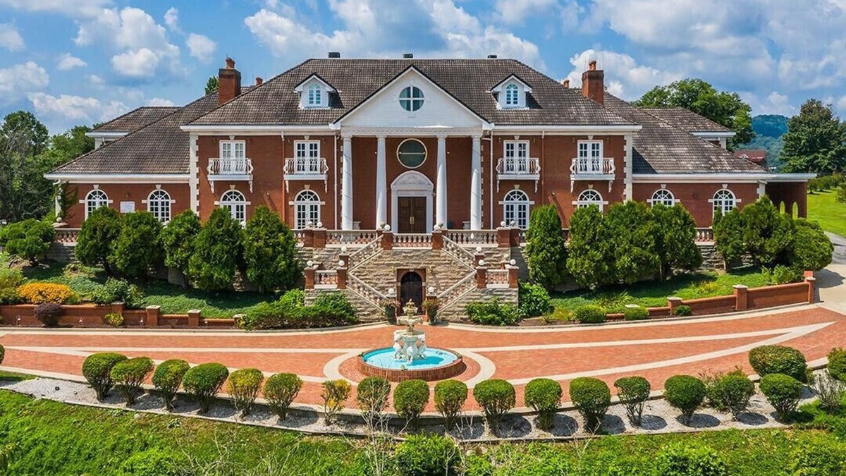 Printer House | Kentucky's Majestic Mountaintop Estate with pool: The Bluegrass Palace