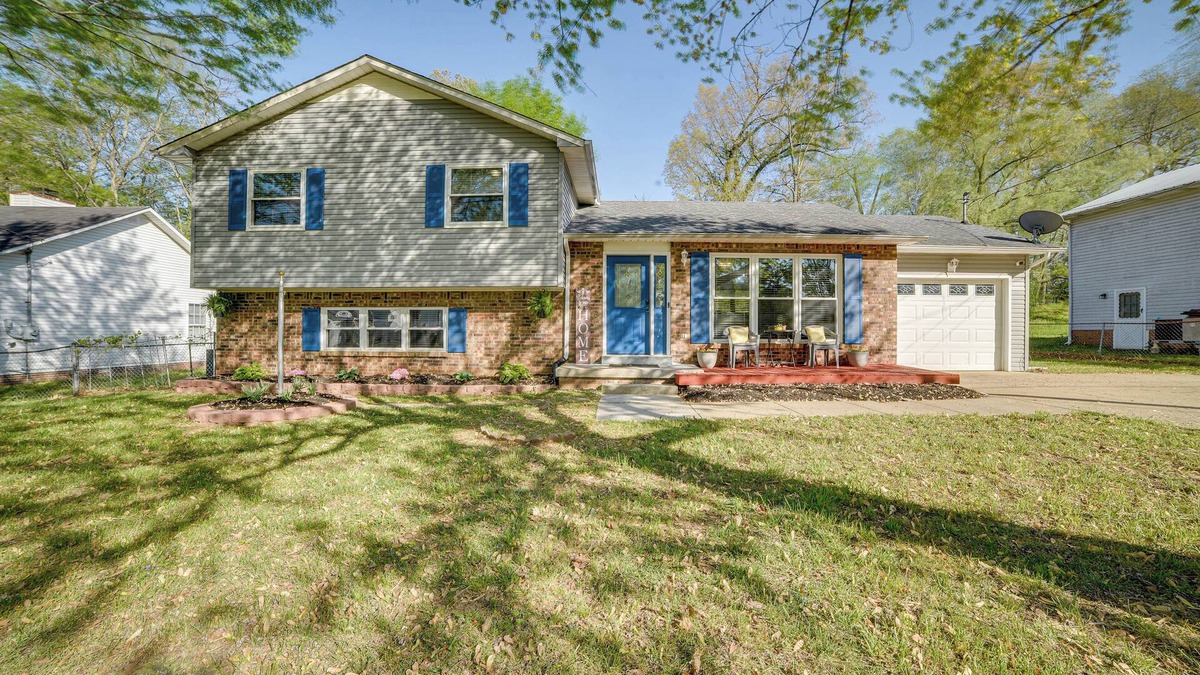 Oak Grove House | Kentucky Vacation Rental Escape w/Deck