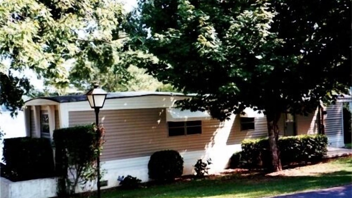 Salem House | Keowee lakefront view with large yard and dock for boat up to 30' long
