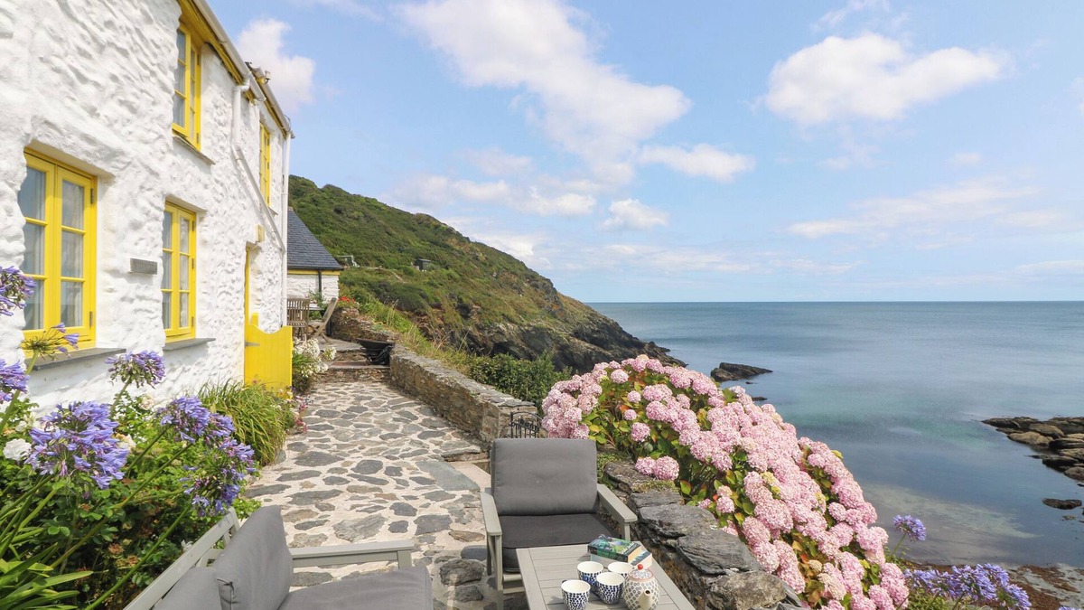 Portloe Cottage | KERBENETTY (HARBOUR COTTAGE), pet friendly, with open fire in Portloe