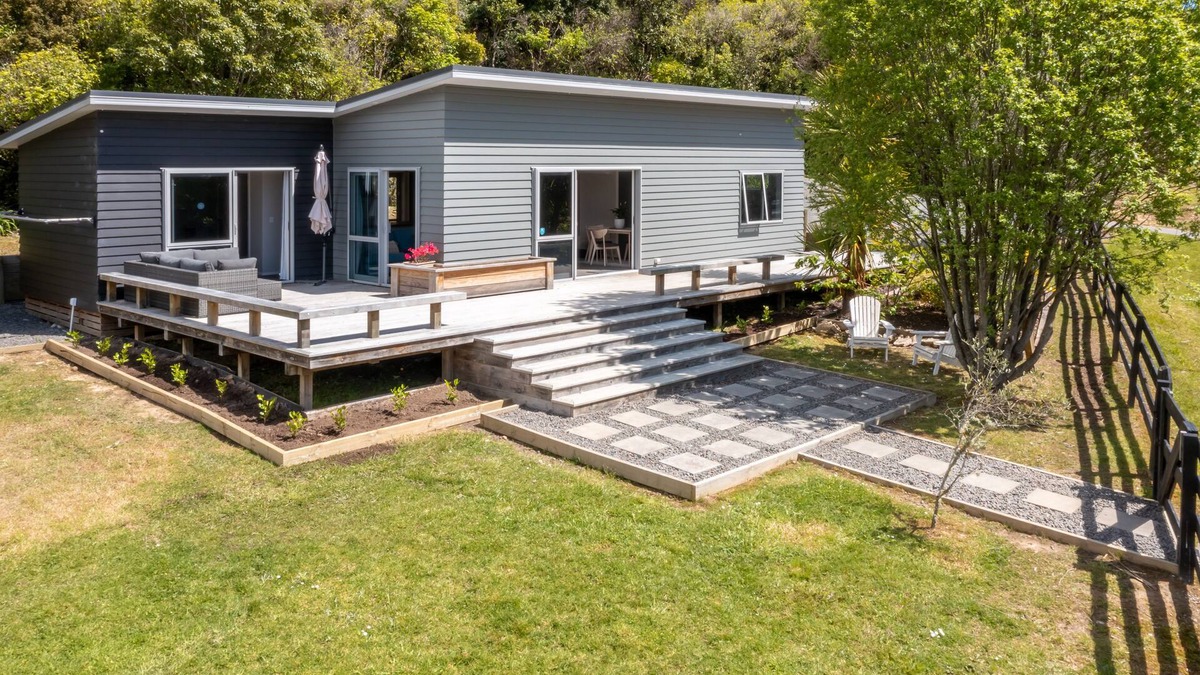 Paraparaumu Cottage | Kereru Cottage Tranquil Setting