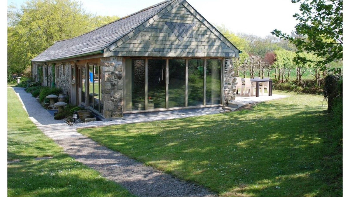 St Wenn House | Kerriers Barn, Natural, Peaceful, Private hot tub, Mid Cornwall