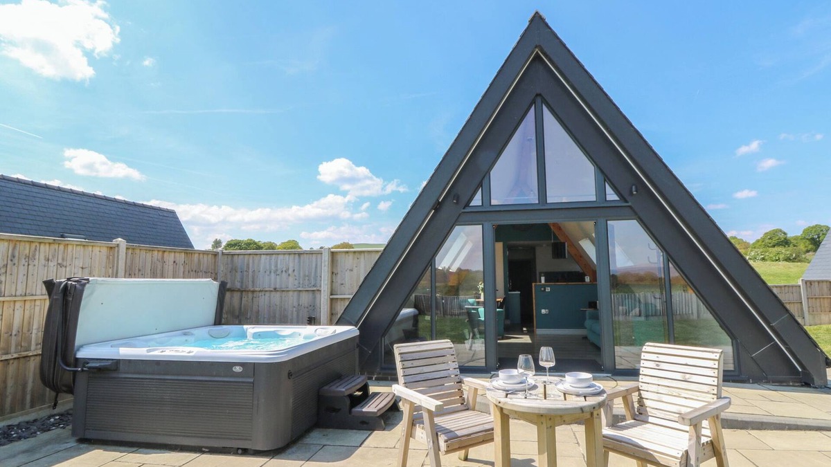 Llanyre Cottage | KERRY HILL - THE SHEEPFOLD, pet friendly in Llandrindod Wells