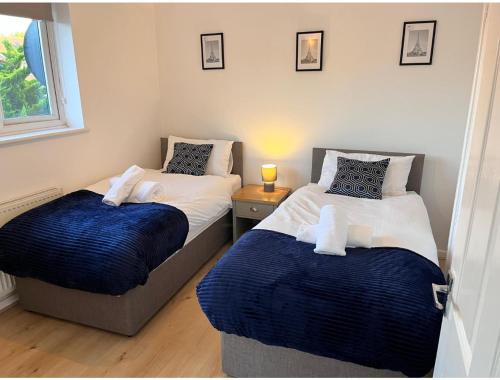 Kettering House | Kettering Service Accomodation 2BRH FreeParking Wifi Smart TV Tea & coffee
